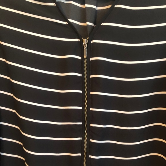 Flowy Striped V-neck Blouse - Picture 2 of 3